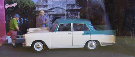 1959 AUSTIN CAMBRIDGE - ENGLISH TOURIST DIORAMA in 1/43 SCALE (NEW BOXED)