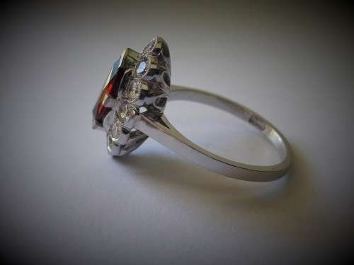 Vintage Garnet and Diamond Ring set in 16ct White Gold