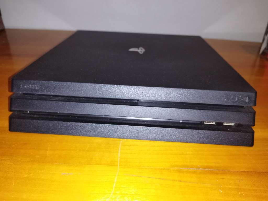 PS4 Pro console 1TB 5x games, 2x controllers