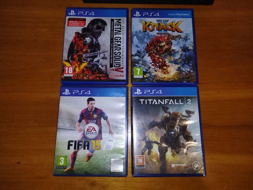 PS4 Pro console 1TB 5x games, 2x controllers