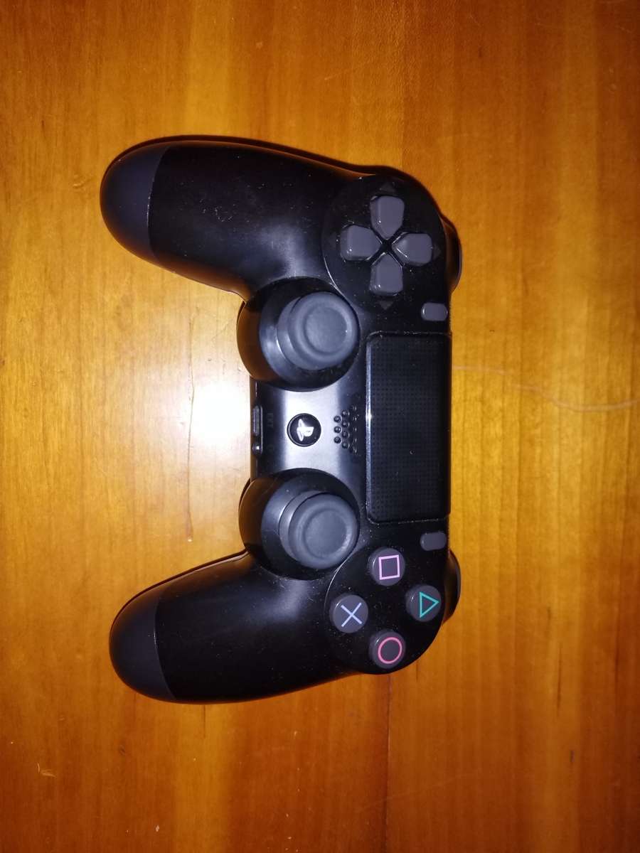 PS4 Pro console 1TB 5x games, 2x controllers