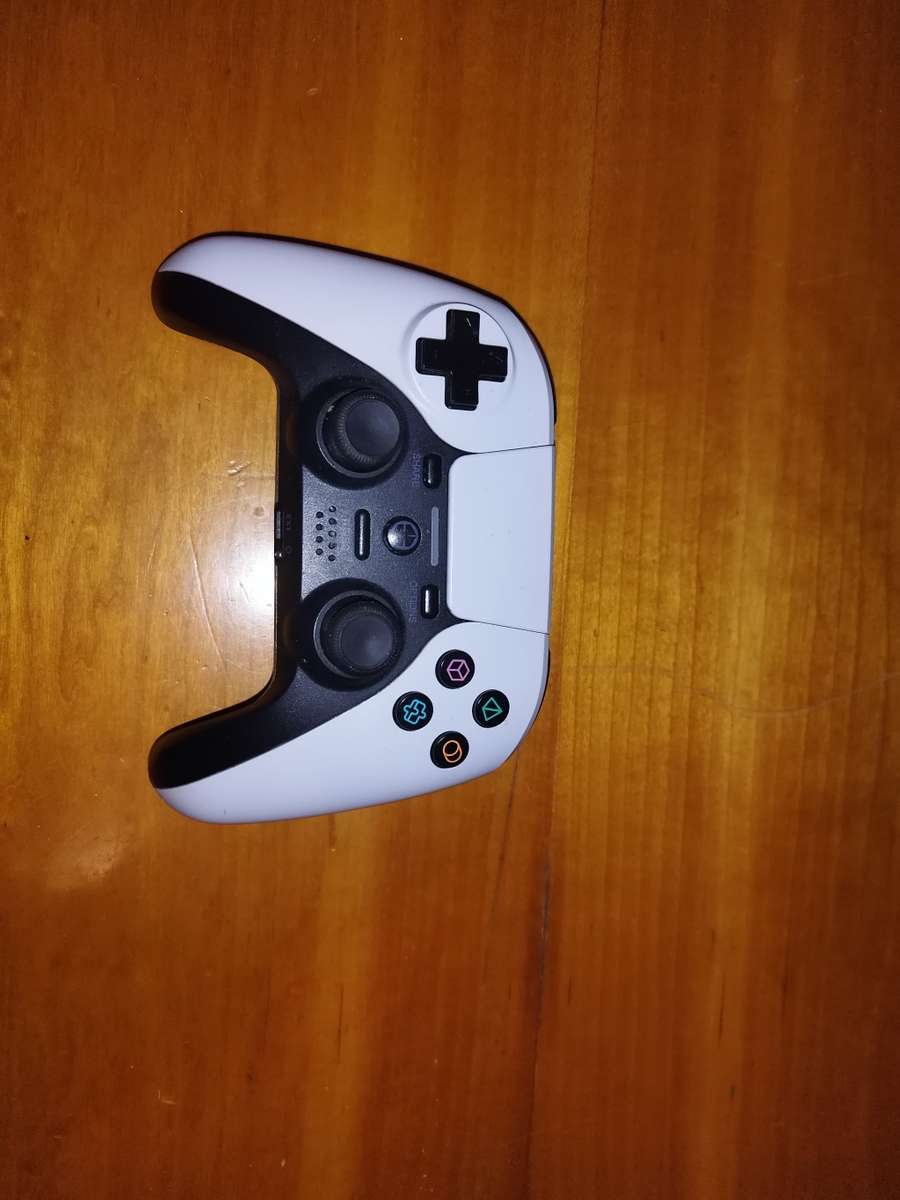 PS4 Pro console 1TB 5x games, 2x controllers