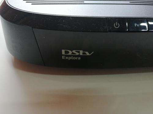 DSTV EXPLORA DECODER WITH ORIGNAL REMOTE (PLEASE READ)