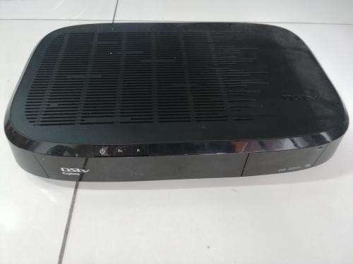 DSTV EXPLORA DECODER WITH ORIGNAL REMOTE (PLEASE READ)