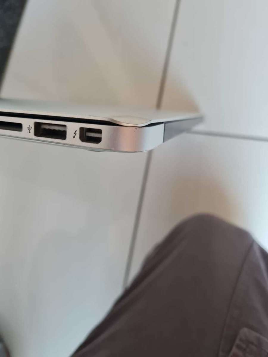 MACBOOK AIR 13 - MID 2013 - CORE i7 - 8GB MEMORY - 256GB SSD - 13 INCH SCREEN