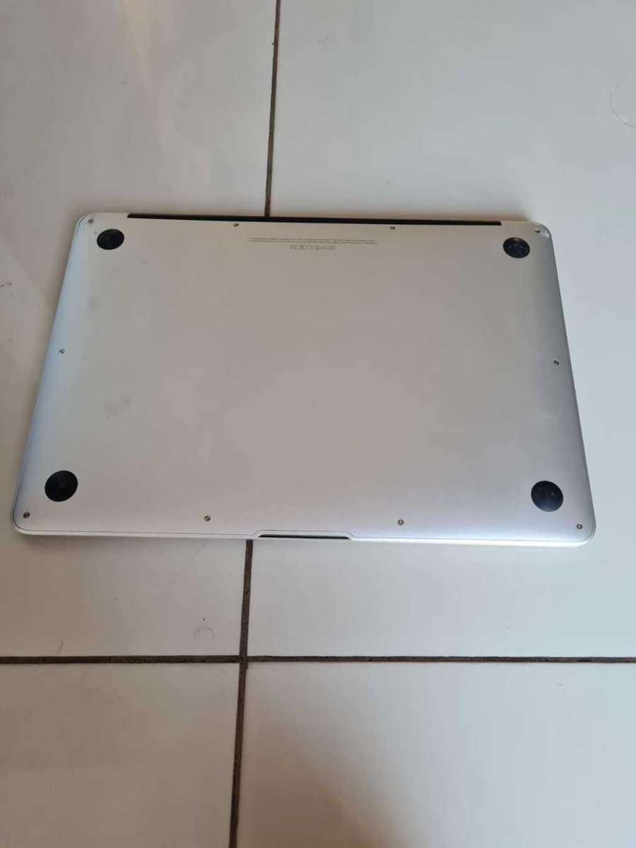 MACBOOK AIR 13 - MID 2013 - CORE i7 - 8GB MEMORY - 256GB SSD - 13 INCH SCREEN