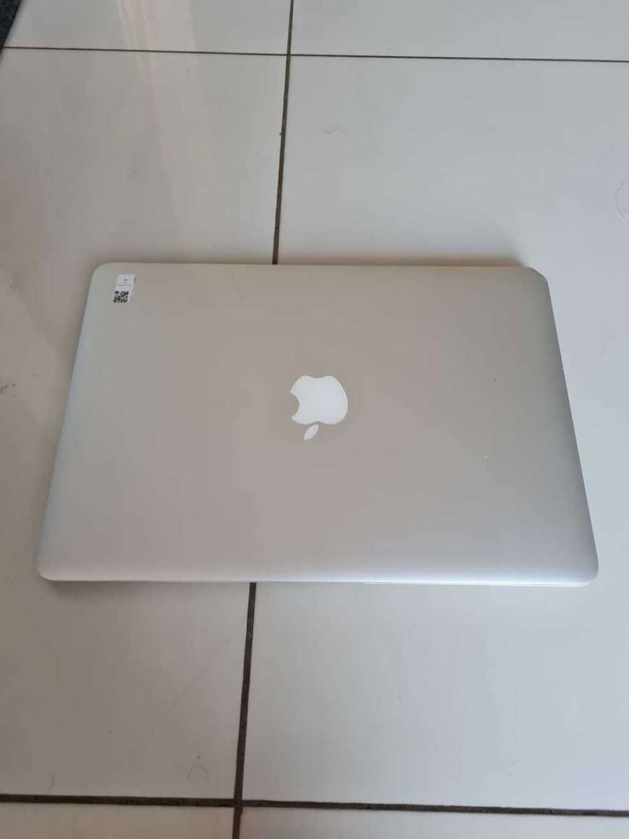 MACBOOK AIR 13 - MID 2013 - CORE i7 - 8GB MEMORY - 256GB SSD - 13 INCH SCREEN