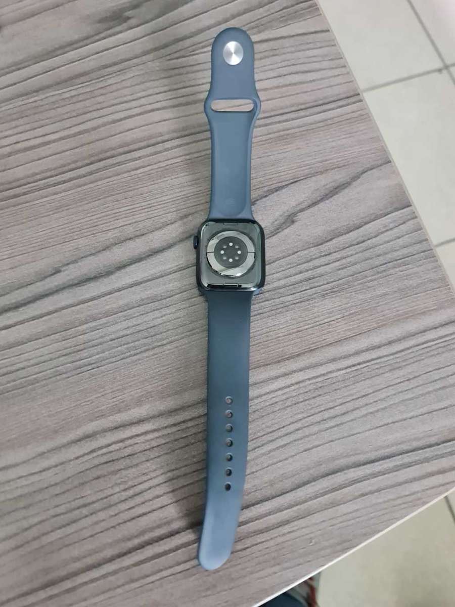 APPLE WATCH 8 - 41MM - GPS - WITH ORIGINAL APPLE MAGNETIC CHARGER - HARDLY USED -EXCELLENT CONDITION