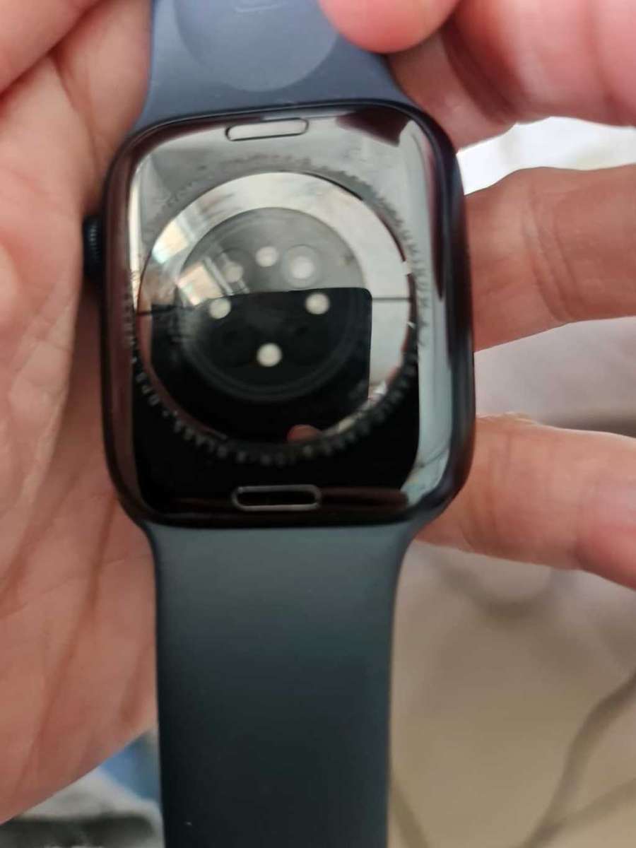 APPLE WATCH 8 - 41MM - GPS - WITH ORIGINAL APPLE MAGNETIC CHARGER - HARDLY USED -EXCELLENT CONDITION