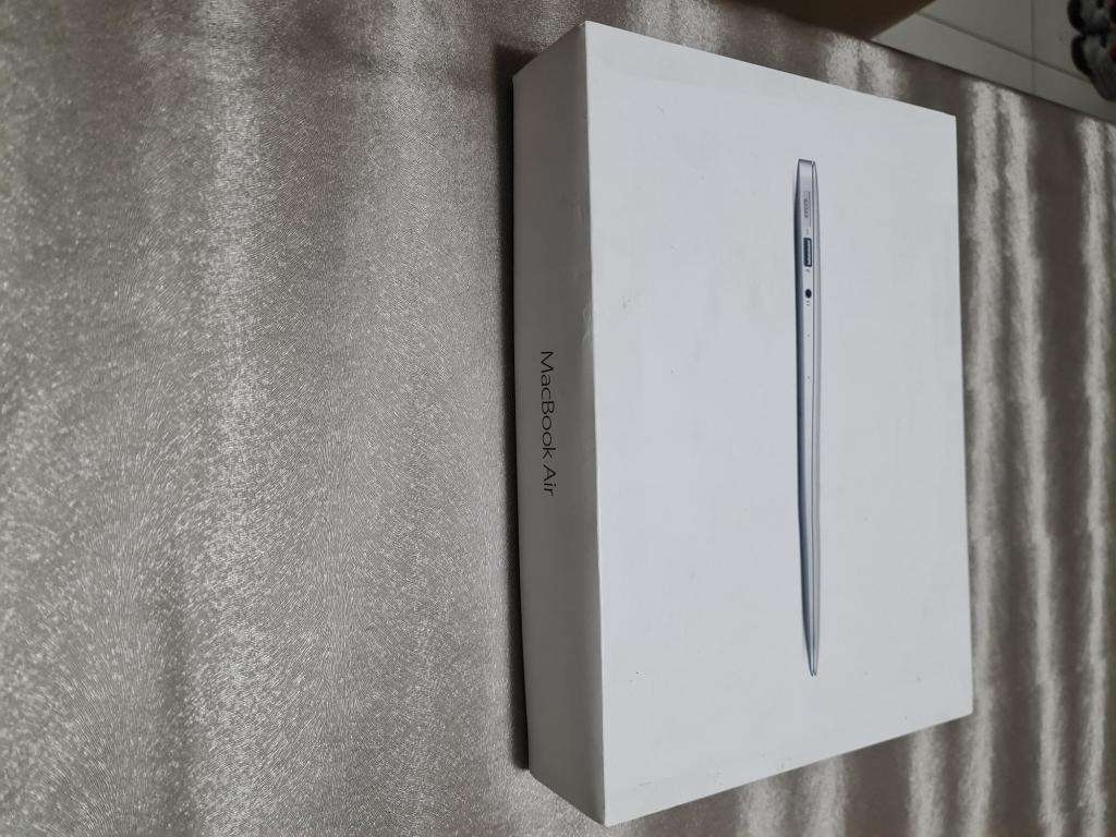 MACBOOK AIR 2017 - CORE i5 - 8GB MEMORY - 128GB SSD HARD DRIVE - WITH BOX