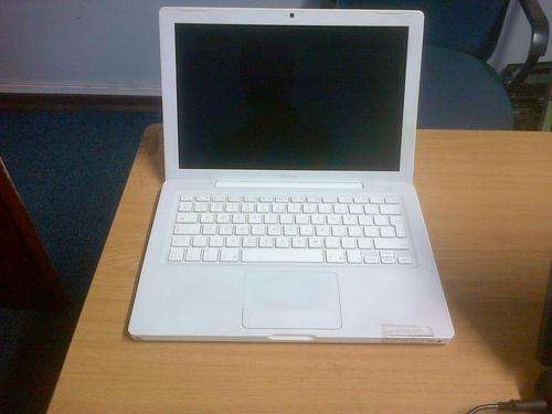 APPLE MACBOOK 13 "- A1181, CORE2DUO, 2GB MEMORY, 250GB HARD DRIVE, WEBCAM