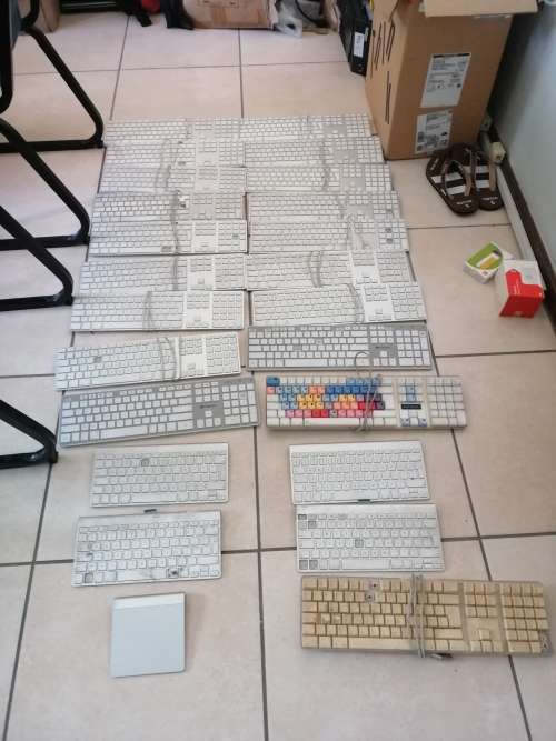 BULK LOT OF NON WORKING APPLE KEYBOARDS AND TRACKPAD -  24 DEVICES