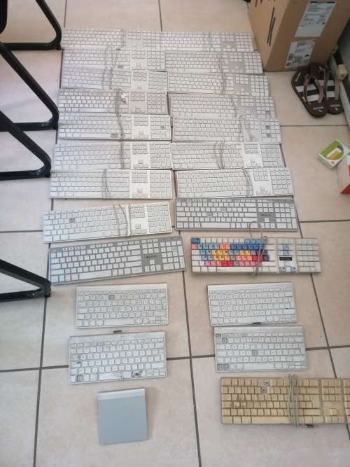 BULK LOT OF NON WORKING APPLE KEYBOARDS AND TRACKPAD -  24 DEVICES