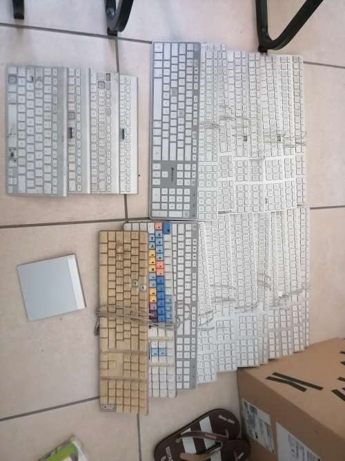 BULK LOT OF NON WORKING APPLE KEYBOARDS AND TRACKPAD -  24 DEVICES