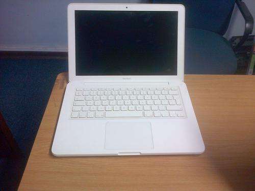 APPLE MACBOOK 13 "- A1342, CORE2DUO, 2GB MEMORY, 250GB HARD DRIVE, WEBCAM