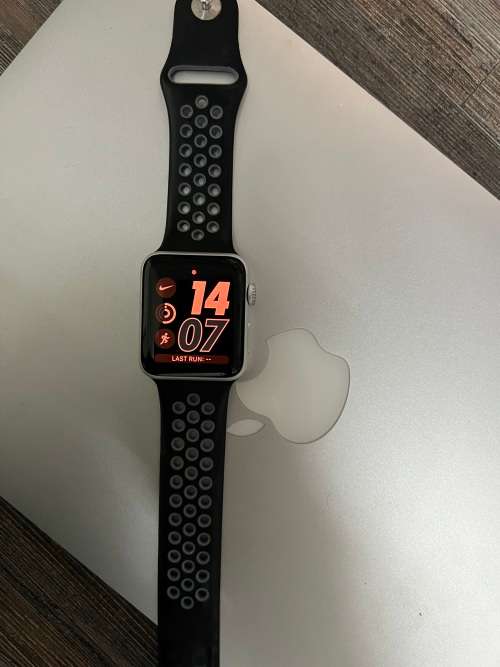 Apple watch series 3 nike plus 42mm in very good condition with 3 bands