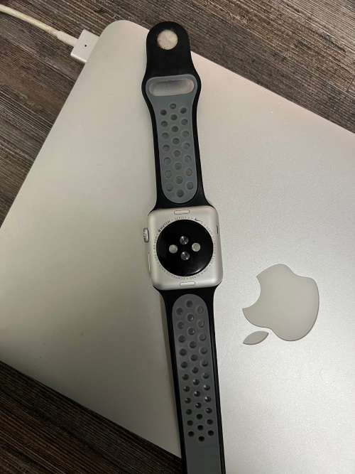 Apple watch series 3 nike plus 42mm in very good condition with 3 bands