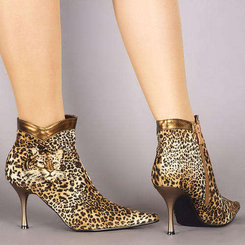 SIZE: 4  BOOTS - New (087)