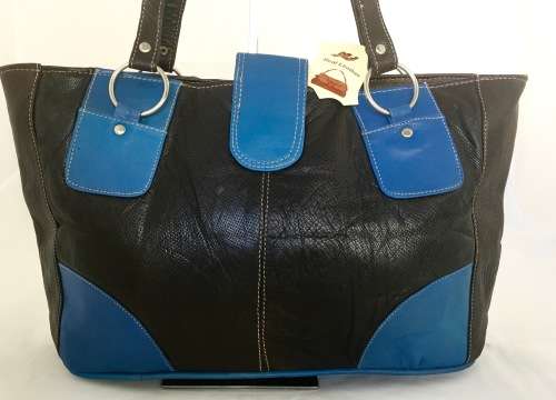 **Only one**LADIES LARGE GENUINE LEATHER HAND BAG/TRAVEL IN  A BLACK. SIMPLY GORGEOUS!!l