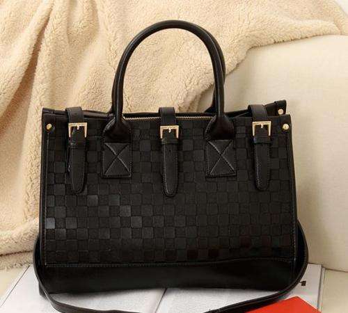 **Gorgeous** Designer style HandBag in Timeless Black, -step out in style!