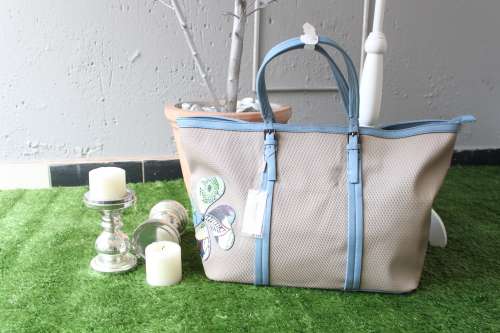 *LATE ENTRY*Large Capacity DAVID JONES Travel Bag- Simply Gorgeous in the latest soft colours.