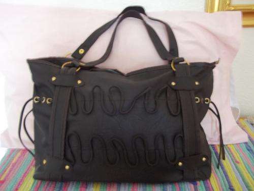 STUNNING Ladies PU leather handbag in a choc brown. Very pretty- Very MOD!