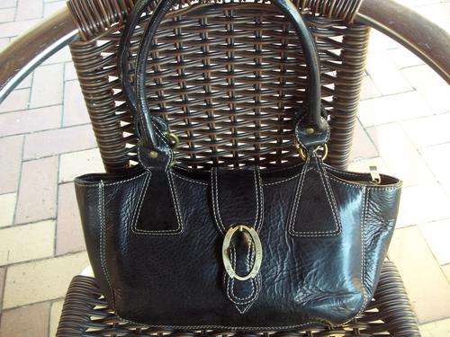 FINEST DESIGNER LADIES GENUINE LEATHER HAND BAG IN A BLACK. SIMPLY GORGEOUS!!