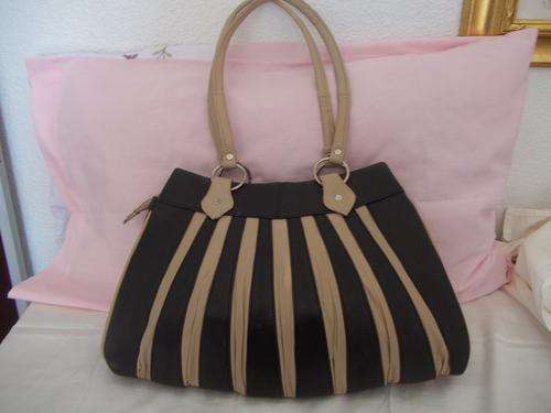 **late entry**LADIES GENUINE LEATHER HAND BAG IN  BLACK AND TAN. SIMPLY GORGEOUS!!