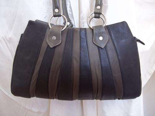 LADIES GENUINE LEATHER HAND BAG IN BLACK . SIMPLY GORGEOUS!! Great buy!