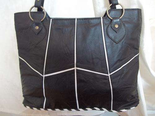 LADIES GENUINE LEATHER HAND BAG  .  GREAT VALUE! GREAT BUY!