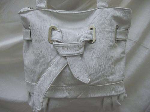 STUNNING designer style Ladies handbag in a WHITE. Very beautiful- Very MOD!