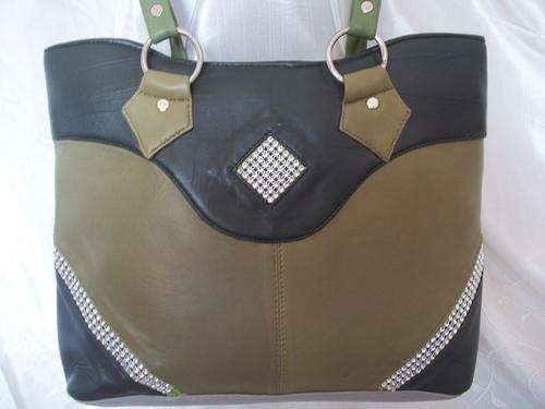 LADIES GENUINE LEATHER HAND BAG IN GREEN  . SIMPLY GORGEOUS!!