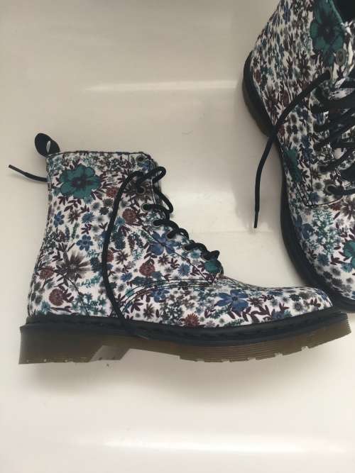 BRAND NEW Floral Canvas DR MARTENS - SIZE UK7