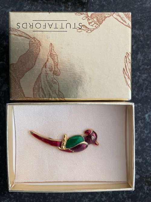 Brooch - Beautiful Vintage style parrot