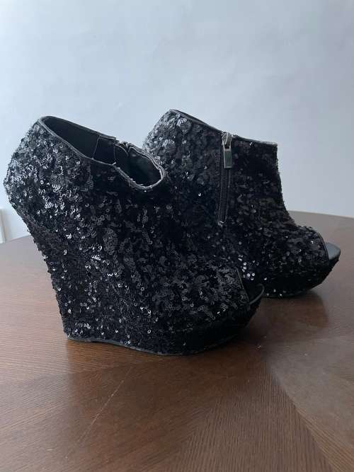 ZOOM black sequin peep toe wedges - 7