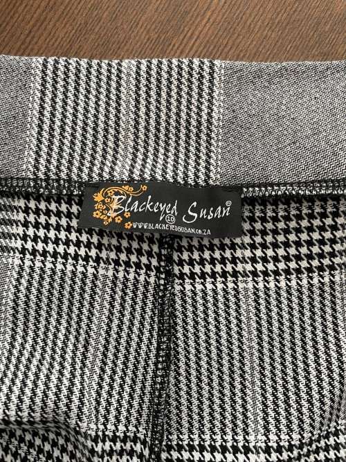 Beautiful High-waisted, wide leg check trousers - size 10