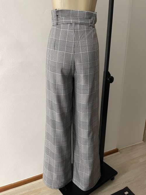 Beautiful High-waisted, wide leg check trousers - size 10