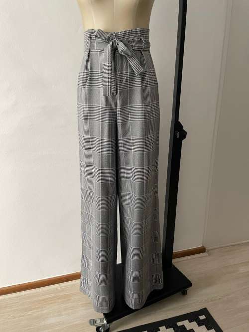 Beautiful High-waisted, wide leg check trousers - size 10