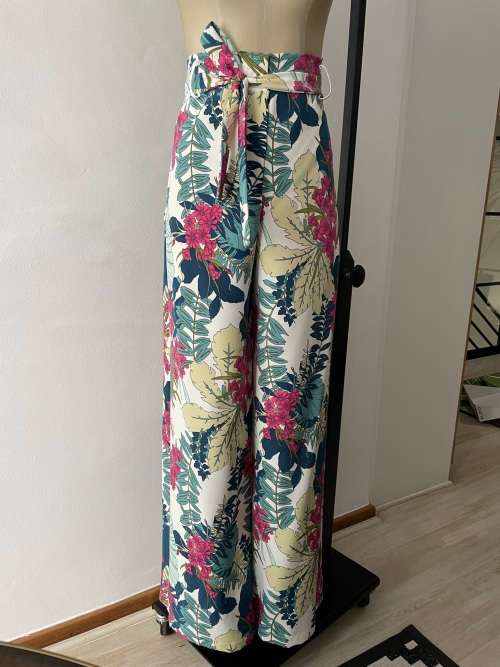 Beautiful High-waisted, wide leg print trousers - size 10