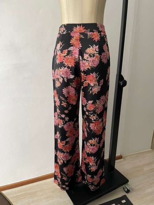 Beautiful High-waisted, wide leg floral brocade trousers - size 10