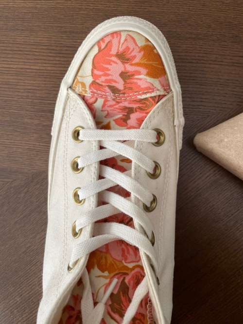 Ladies Converse Hightop sneakers - cream and floral print - Size 7