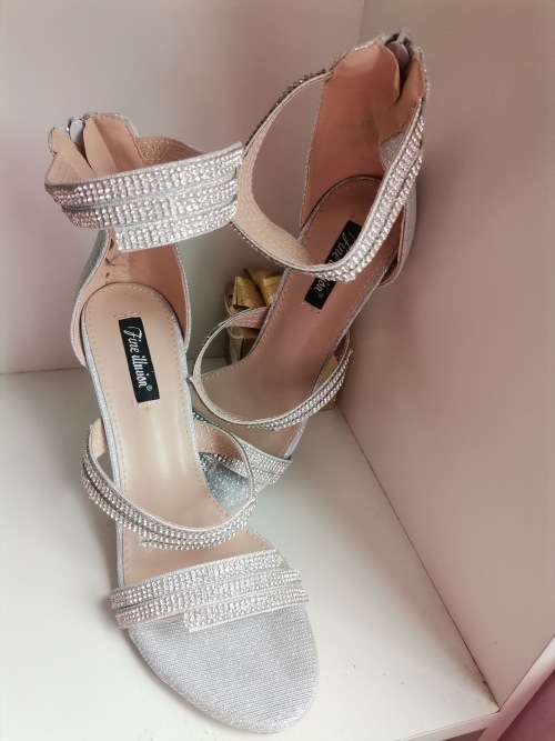 Stunning heels silver size 6