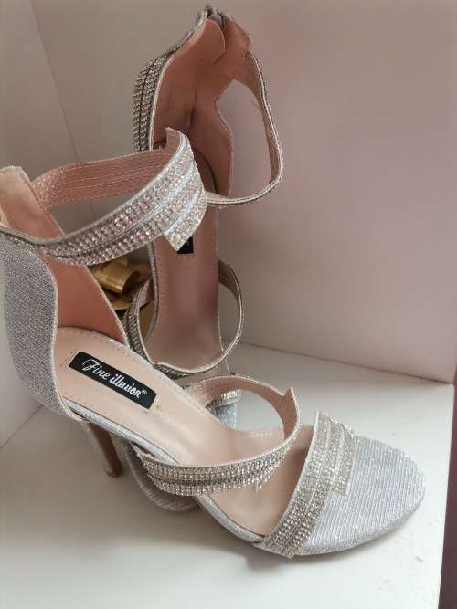 Stunning heels silver size 6