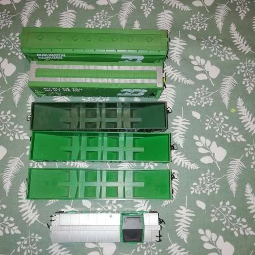 Burlington Northern Hoppers and Caboose Lot