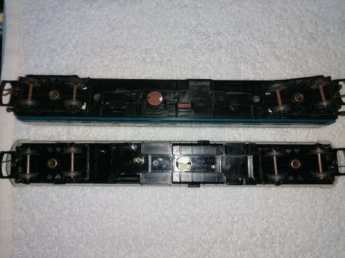 TRIANG coaches x 2 OO (Lot)