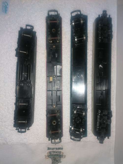 MIXED LOT x 4 wagons (OO)