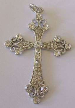 NECKLACE WITH CROSS PENDANT