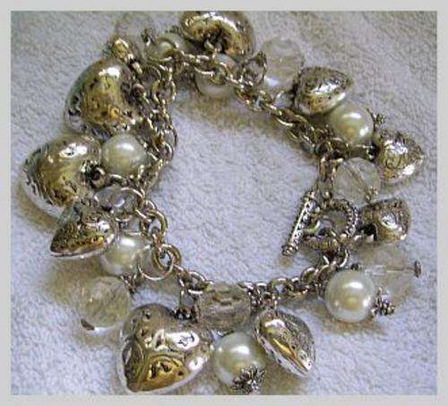 CHUNKY GLASS PEARL AND HEARTS BRACELET