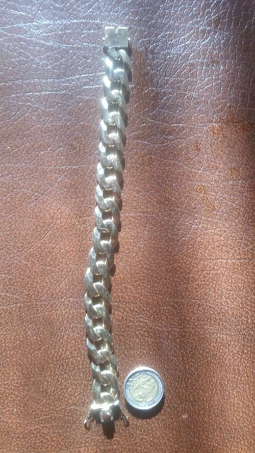** VALUE R85,000 ** MASSIVE Solid 9ct Gold bracelet (85 grams)