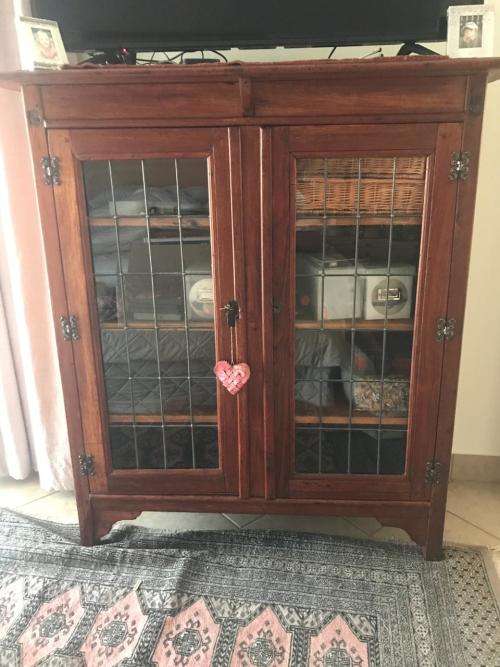 STUNNING CASE WITH LEADGLASS